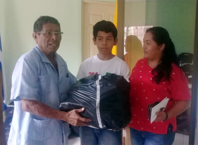 Ramón Mendoza, representante de Sant Just Solidari y Arcata en Nicaragua entrega paquete. Foto: Radio Camoapa