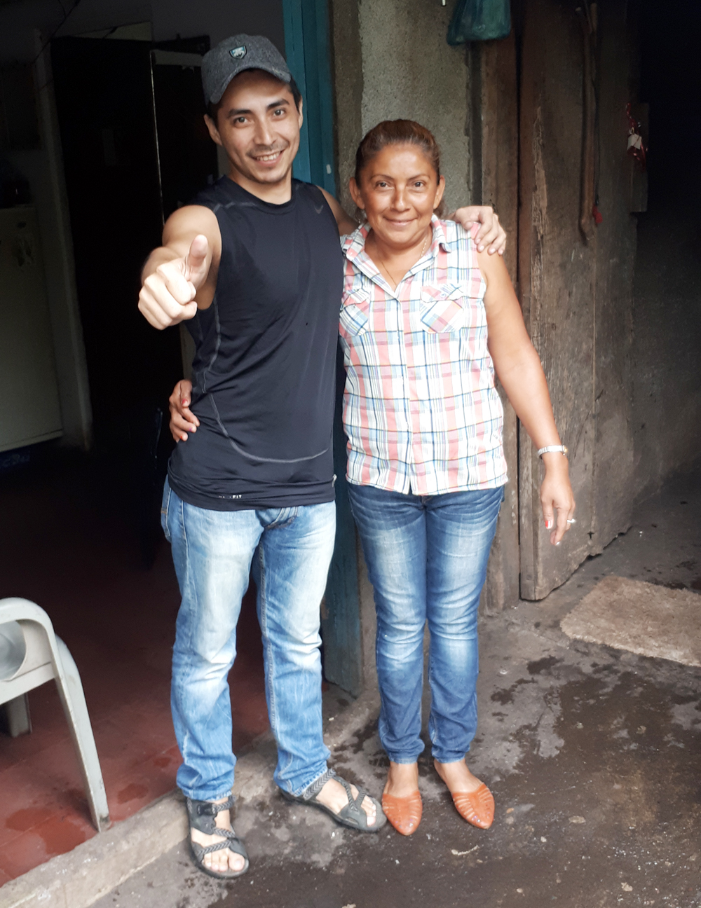 El joven Abraham Rivera Angulo junto a su tía Francisca Rivera