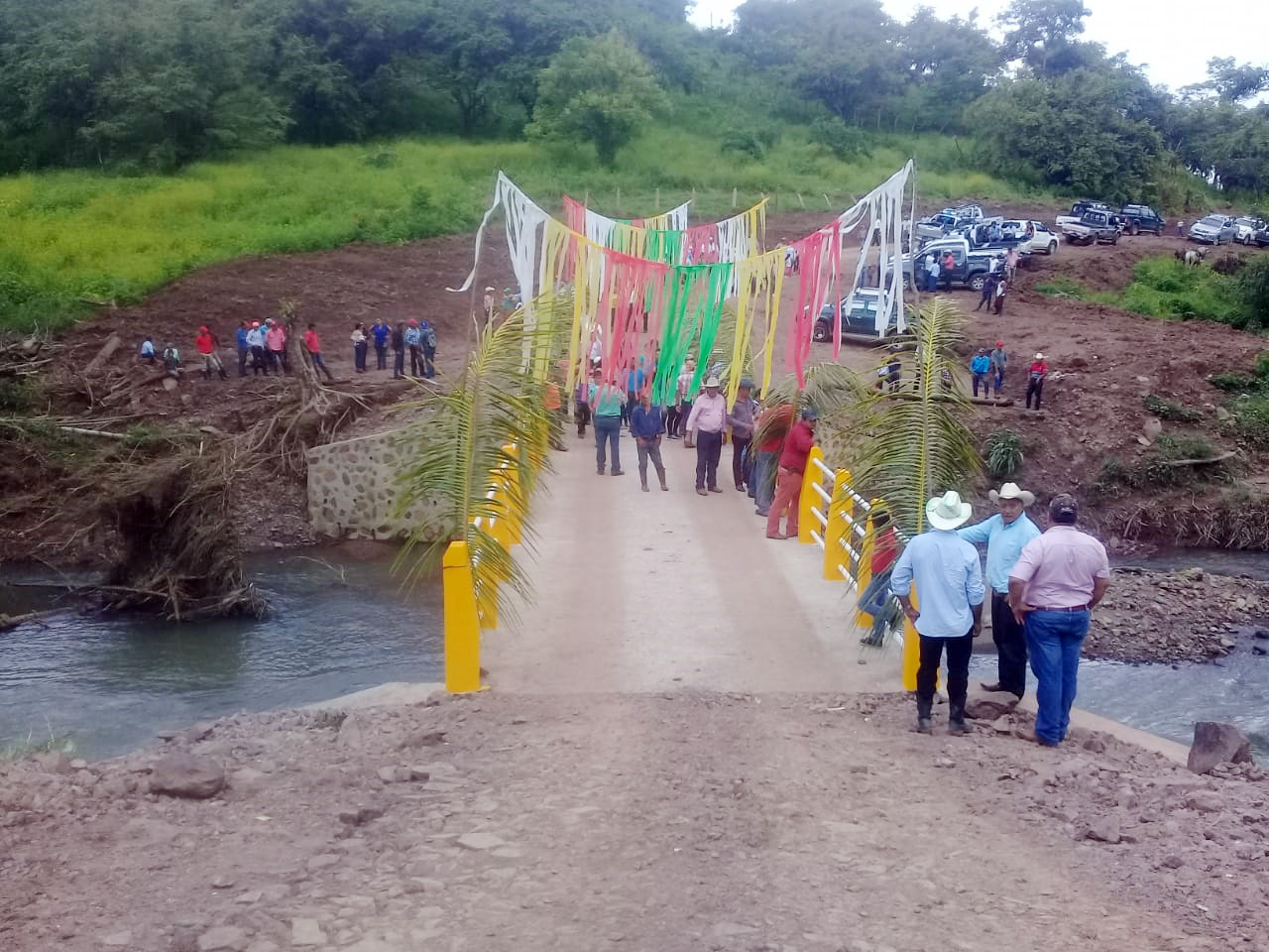 Inauguración del puente en la comunidad de Villa Siquia