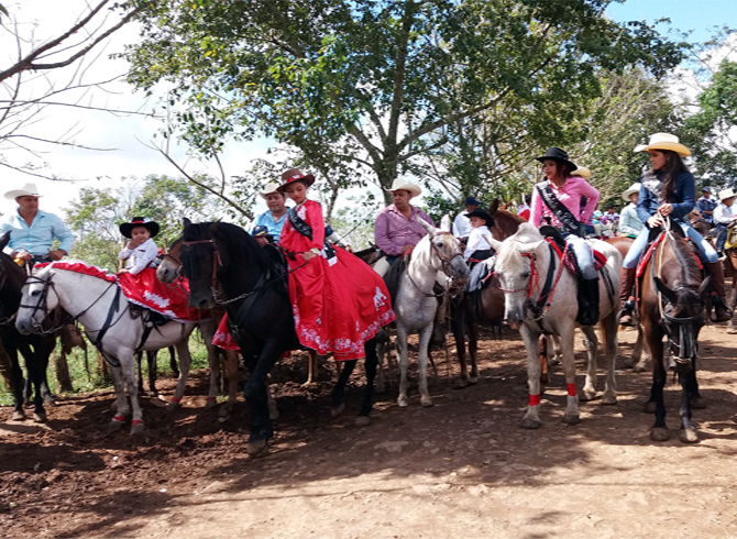 Desfile típico de la primera carrera de caballos cholencos en comarca El Pedernal, salió del caserío El Mango hacia el cuadro de béisbol Las Marías