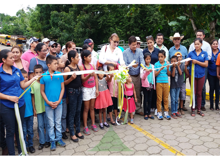 La alcaldesa Teresa Rodriguez y el ingeniero José Amadeo Santana realizan corte de cinta para inaugurar el proyecto de adoquinado