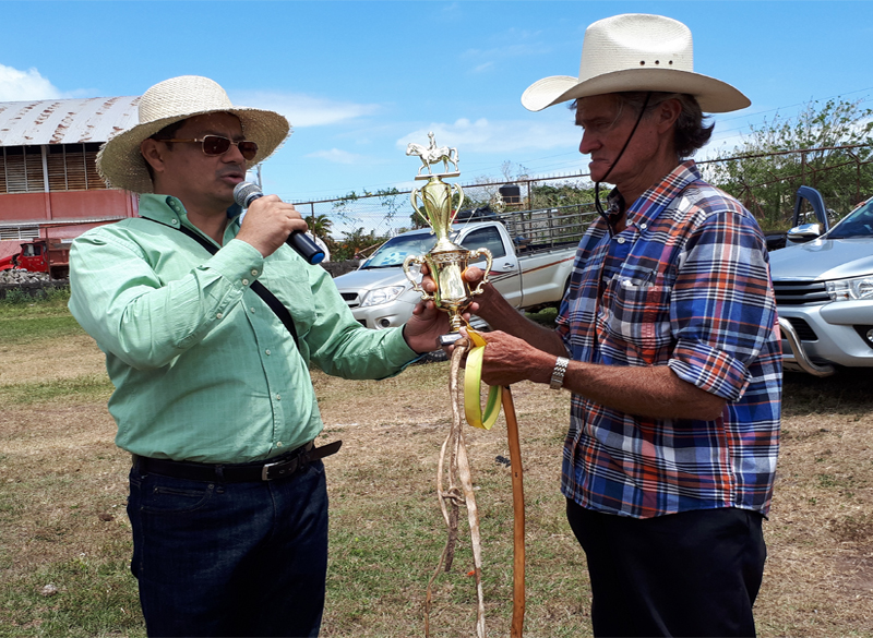 Señor Esmelin Díaz recibe trofeo como homenaje en la carrera de caballos cholencos número . Foto: Radio Camoapa