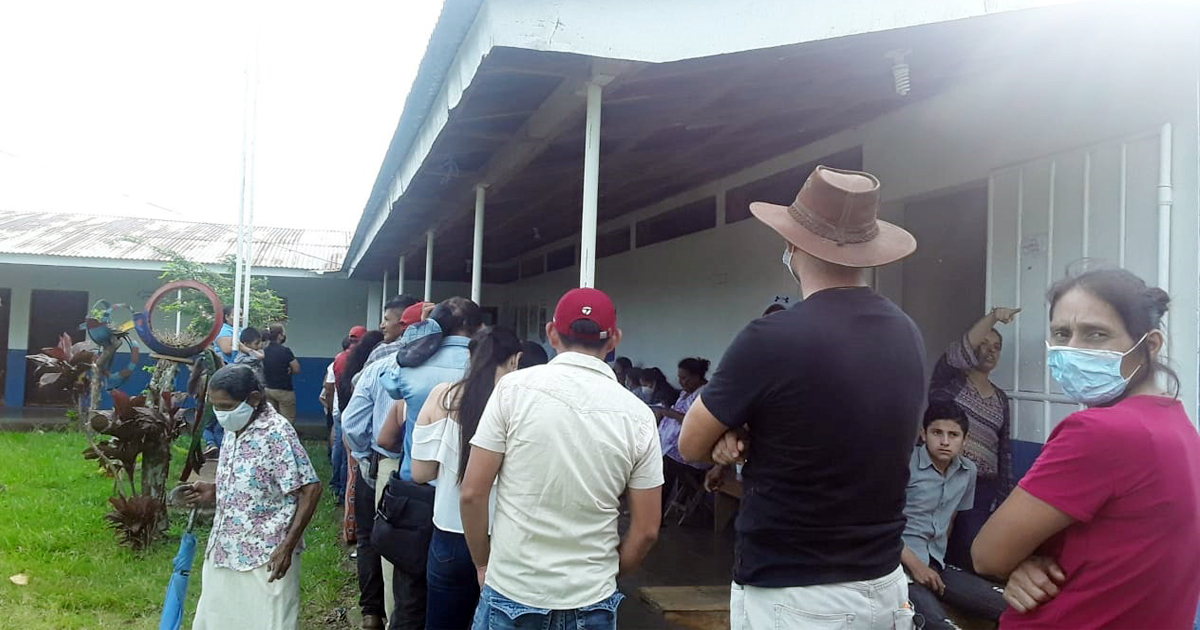 Ayer domingo, la población asistía a verificarse en el CDI Solidaridad, ubicado en el barrio Nuevo Amanecer de Camoapa. Foto: Cortesía