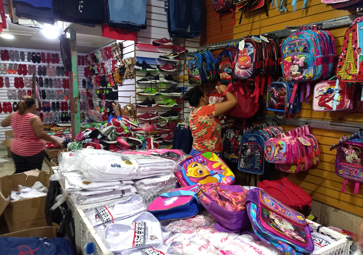 Venta de útiles escolares en mercado de Juigalpa, Chontales
