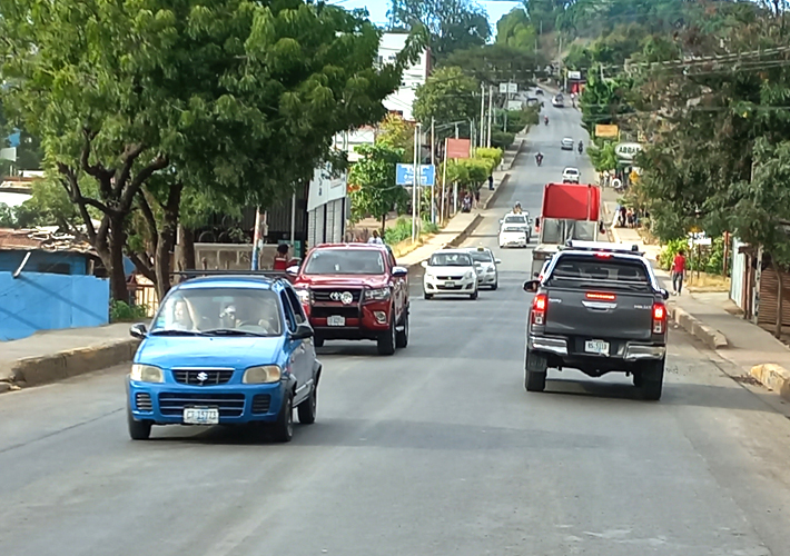 Ante el incremento del parque vehicular el tramo carretero que cruza por Juigalpa se torna cada día más angosto.