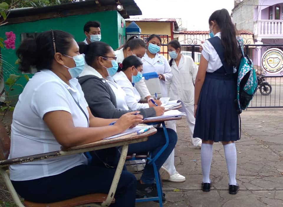 Personal de salud del Hospital Primario San Francisco aplicando vacunas contra la Covid_19 a estudiantes del Instituto Nacional Manuel Salvador Guadamuz de Camoapa