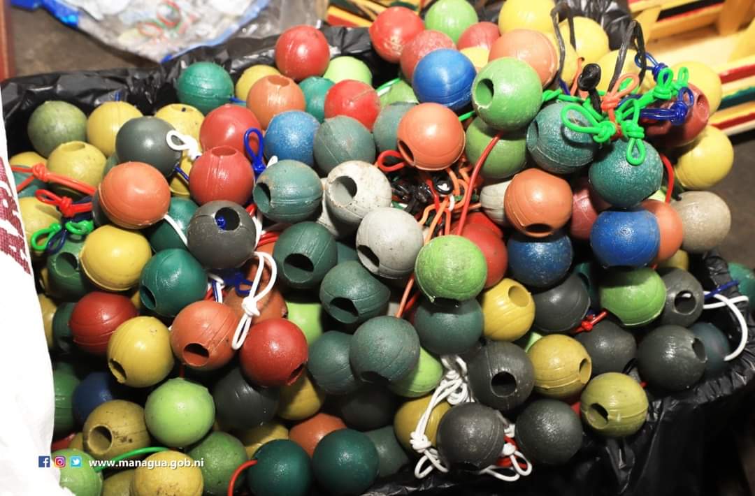 Es un juguete que consiste en hacer mover dos esferas de plástico o acrílico que están sostenidas por cordón, el objetivo es juntar el mayor tiempo posible golpeando las esferas en equilibrio tanto abajo como arriba.