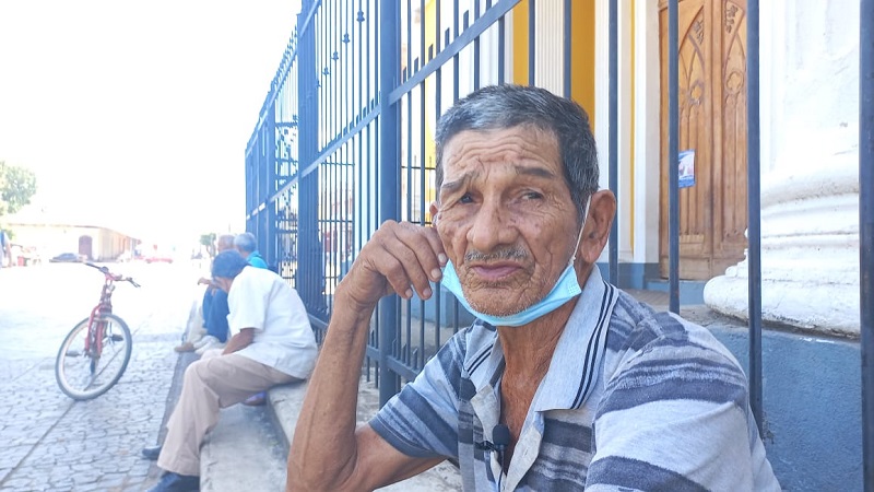 Juan Manuel López García, un jardinero de 94 años quien vive solo en un cuarto del barrio Guadalupe en Granada.