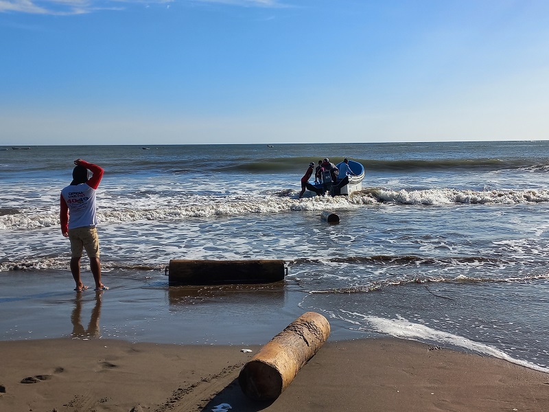 A pesar que los fuertes aguaceros han azotado la zona costera de Carazo, la Fuerza Naval y los pescadores no han suspendido sus labores de pesca